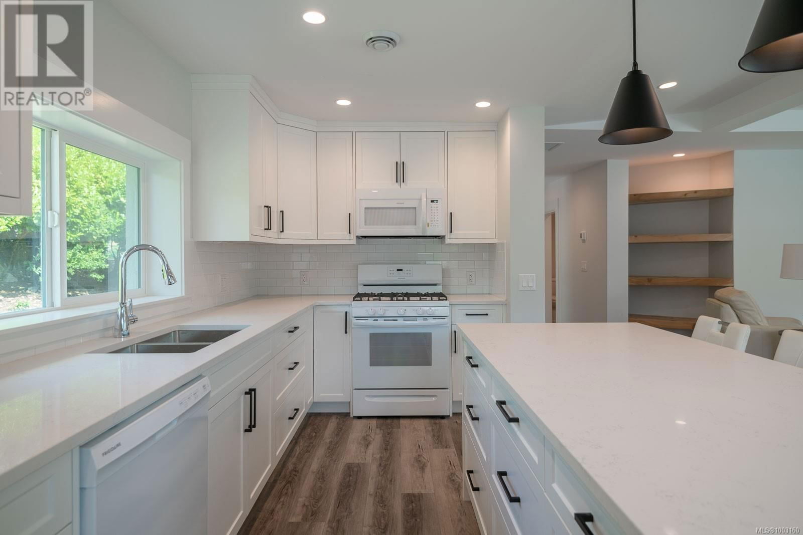5843 STRATHCONA STREET Image 36