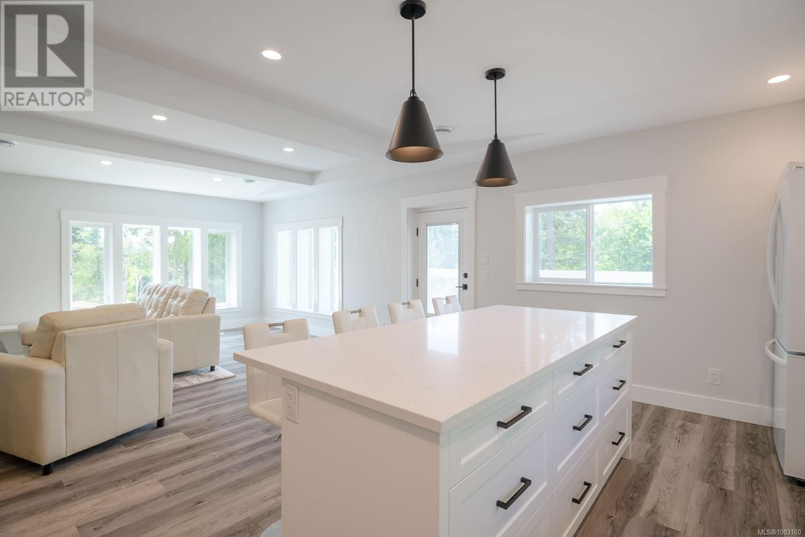 5843 STRATHCONA STREET Image 38