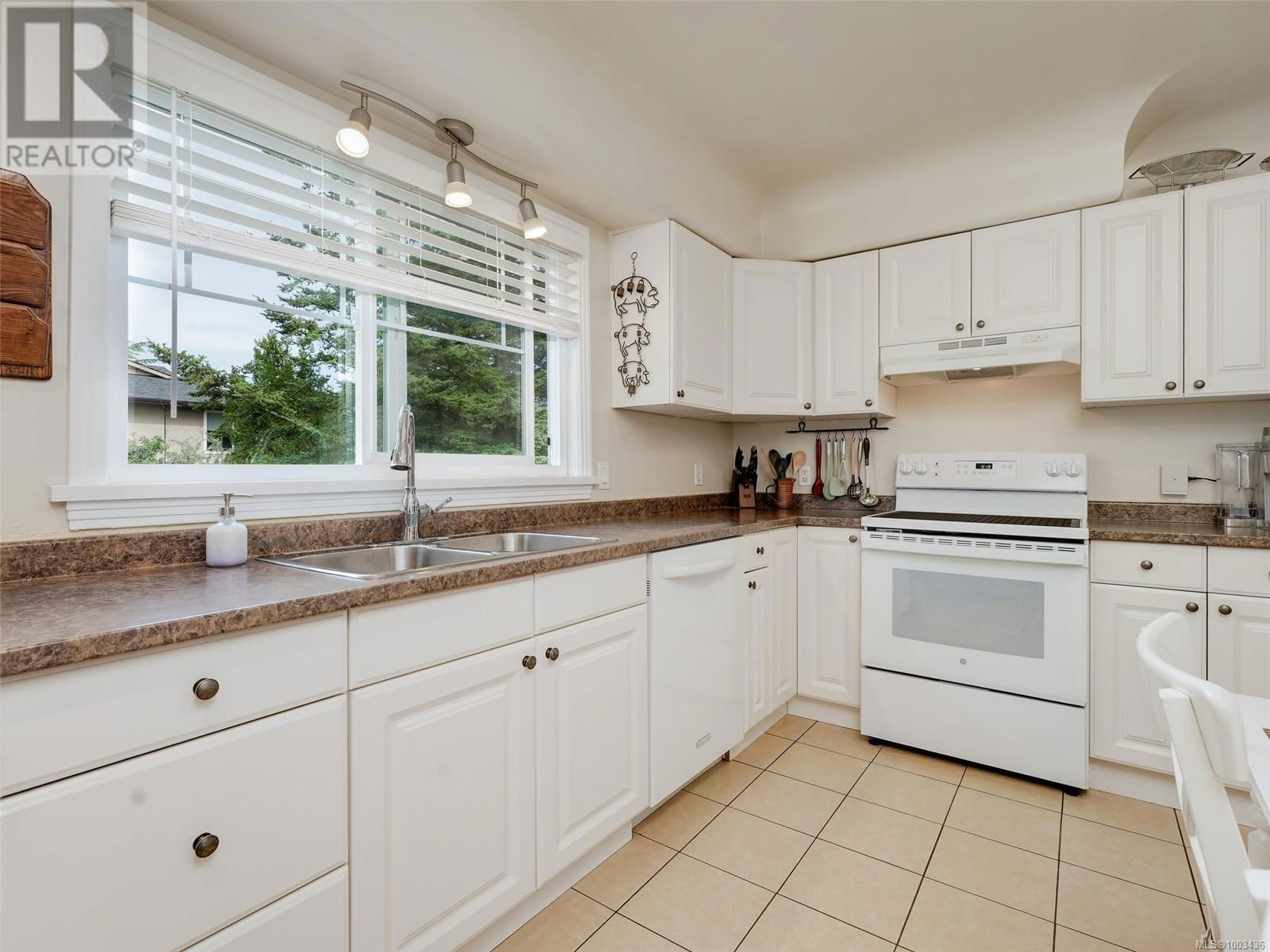 1575 MCRAE AVENUE Image 14