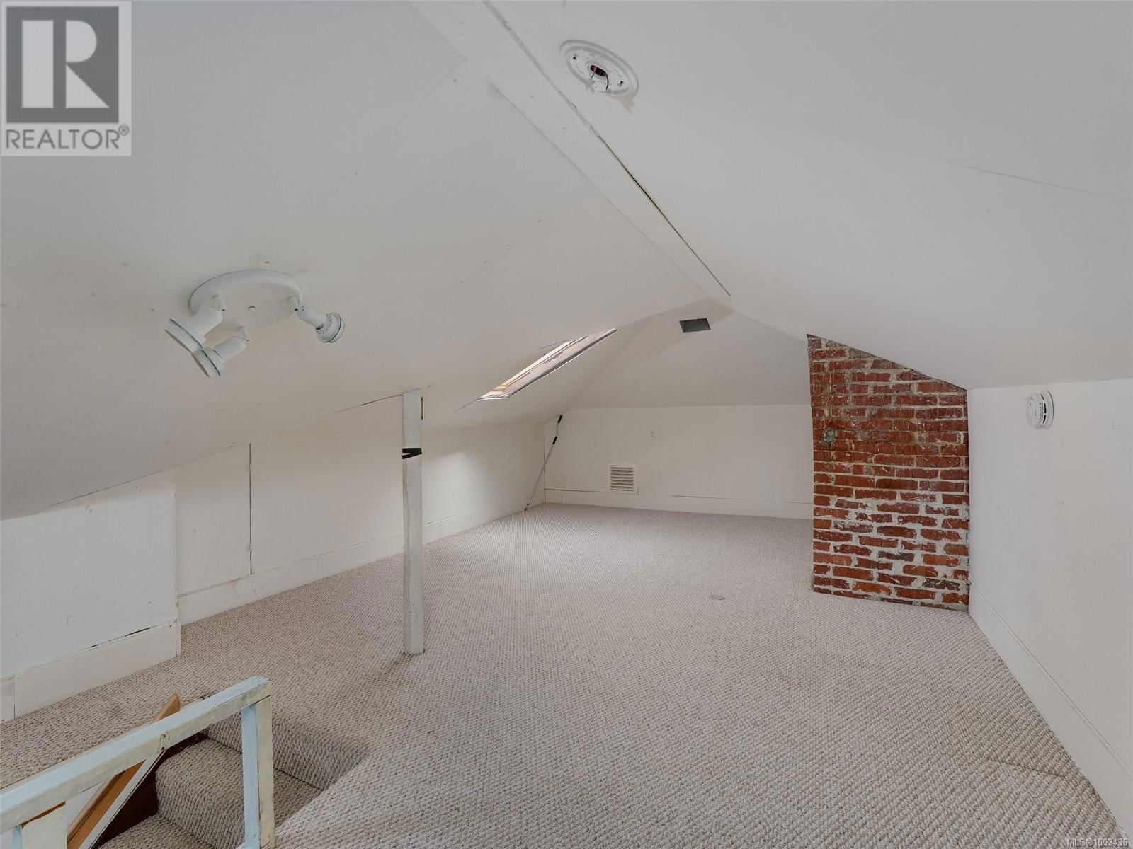 1575 MCRAE AVENUE Image 33