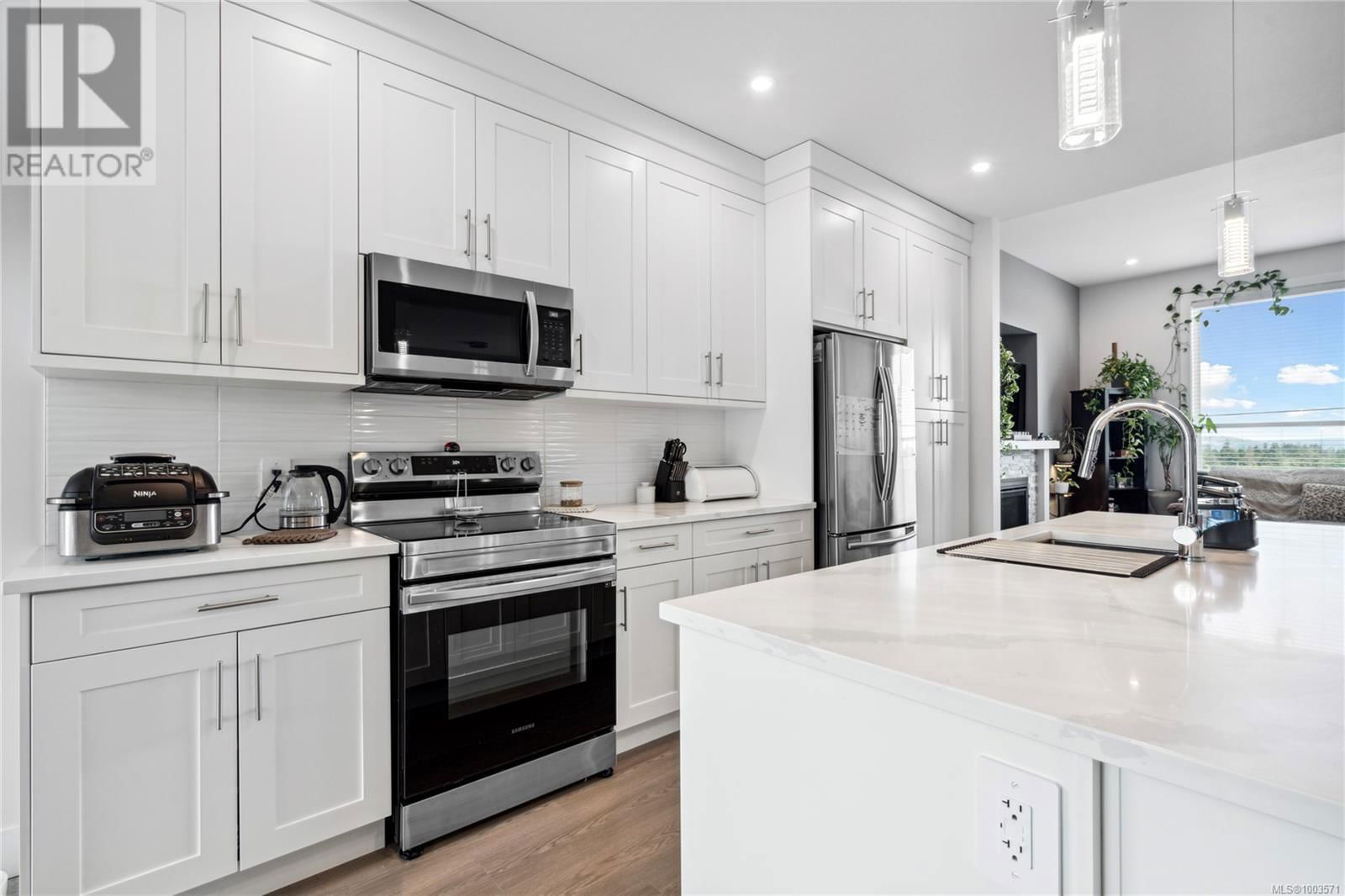 925 HOWARD AVENUE Image 17