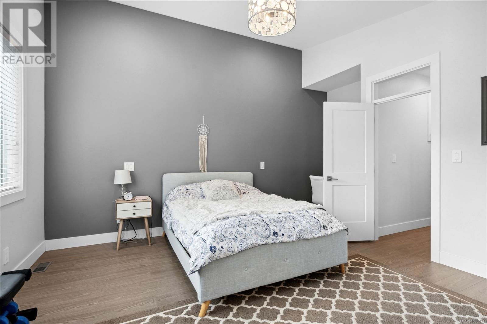925 HOWARD AVENUE Image 22