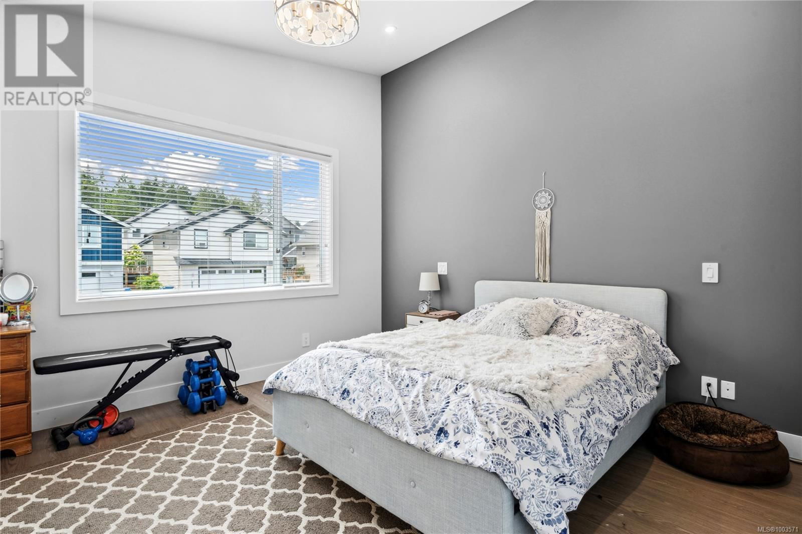 925 HOWARD AVENUE Image 25
