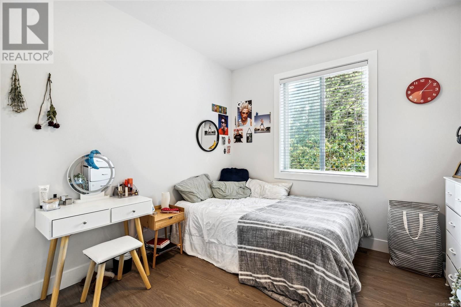 925 HOWARD AVENUE Image 29