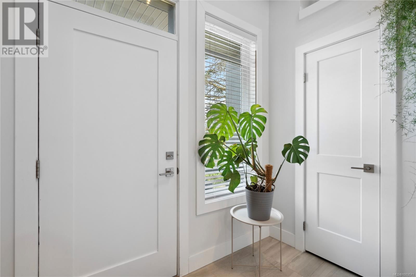 925 HOWARD AVENUE Image 35