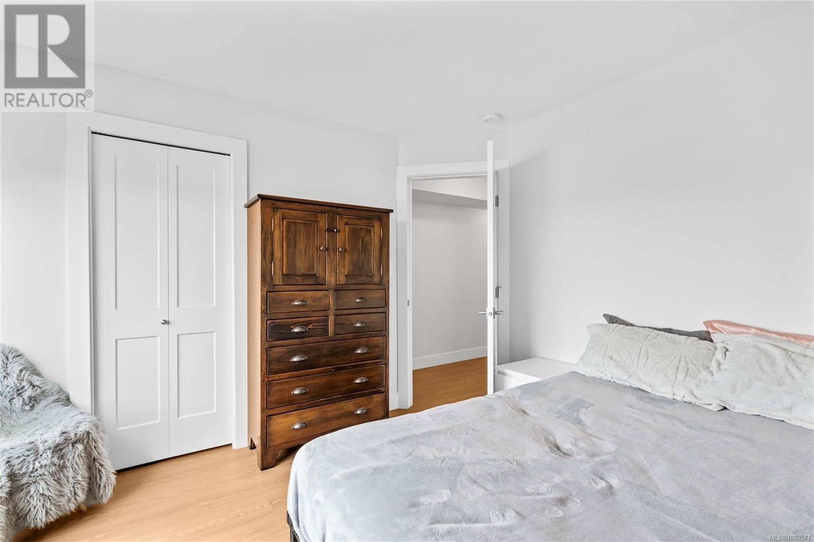 925 HOWARD AVENUE Image 47