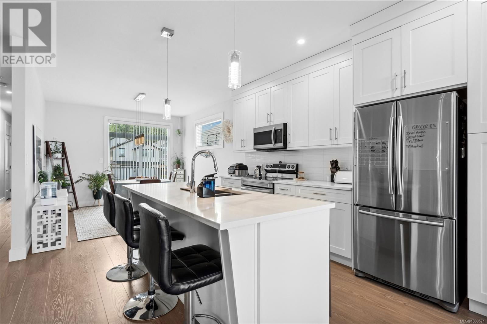 925 HOWARD AVENUE Image 8