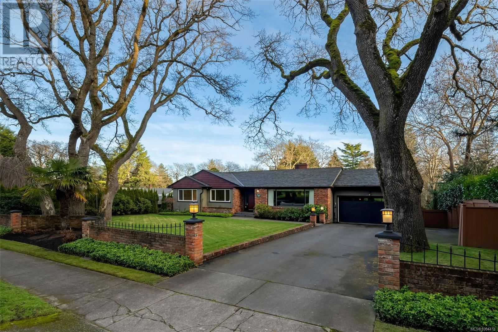 3465 CADBORO BAY ROAD Image 1