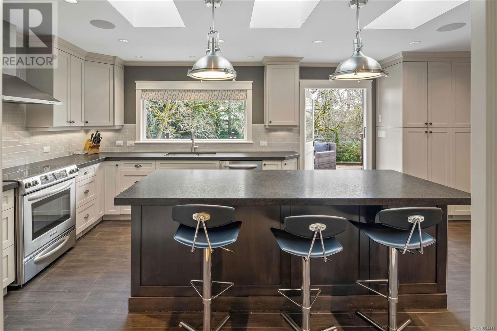 3465 CADBORO BAY ROAD Image 26