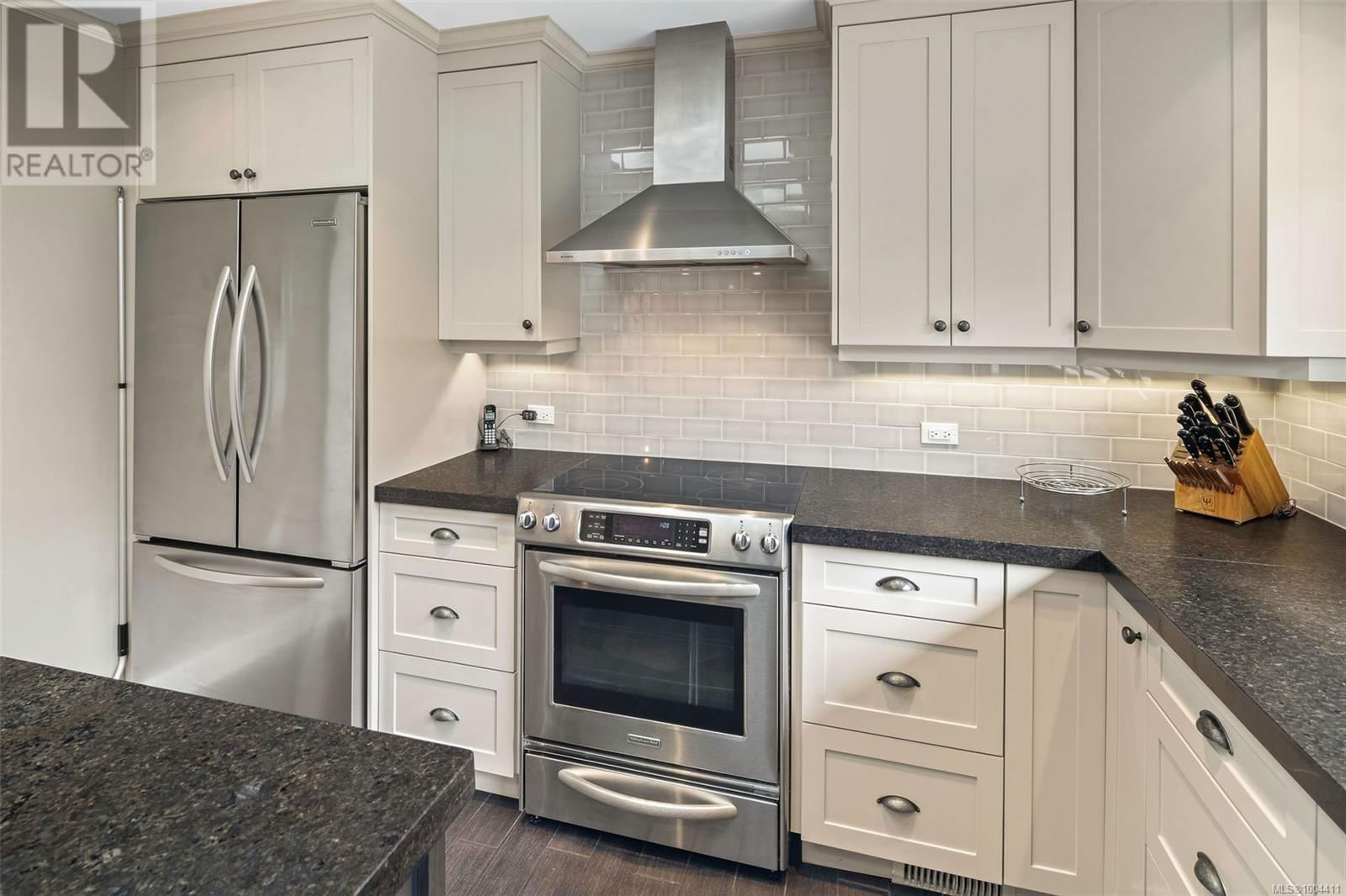 3465 CADBORO BAY ROAD Image 27