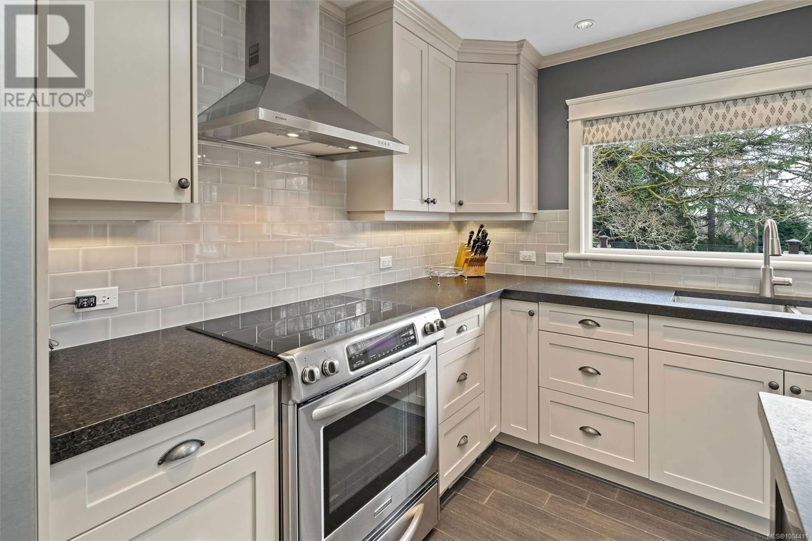 3465 CADBORO BAY ROAD Image 28