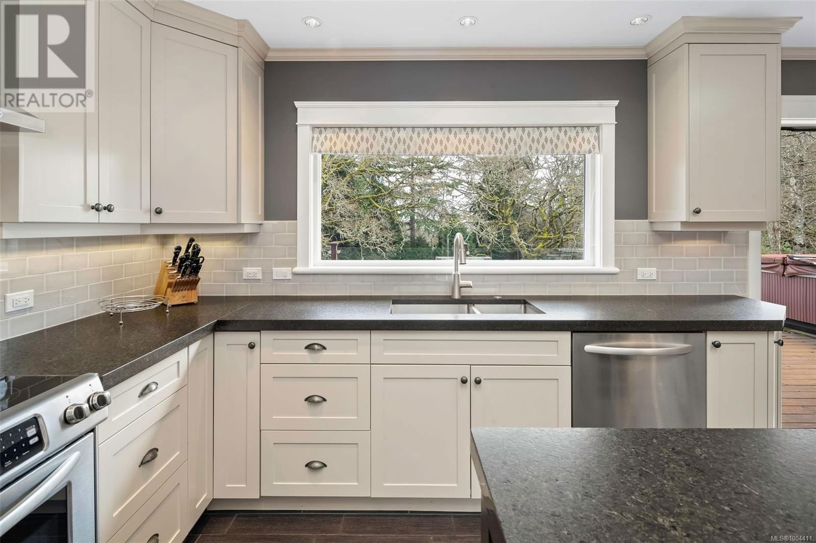 3465 CADBORO BAY ROAD Image 29