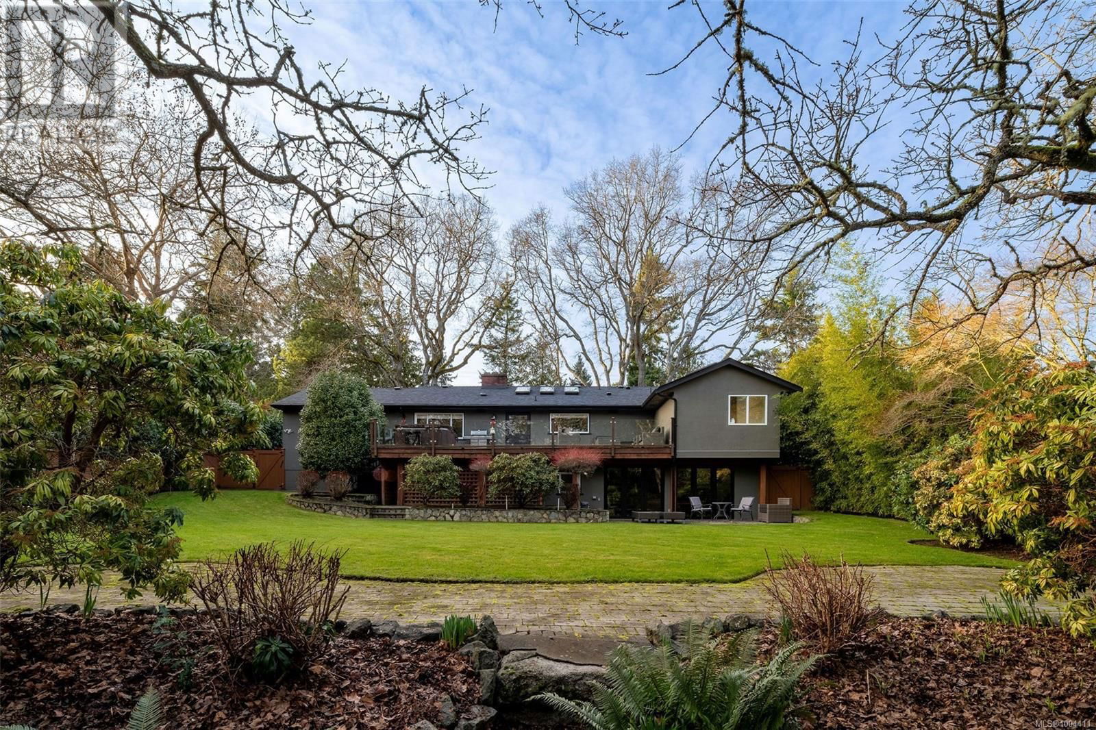 3465 CADBORO BAY ROAD Image 3