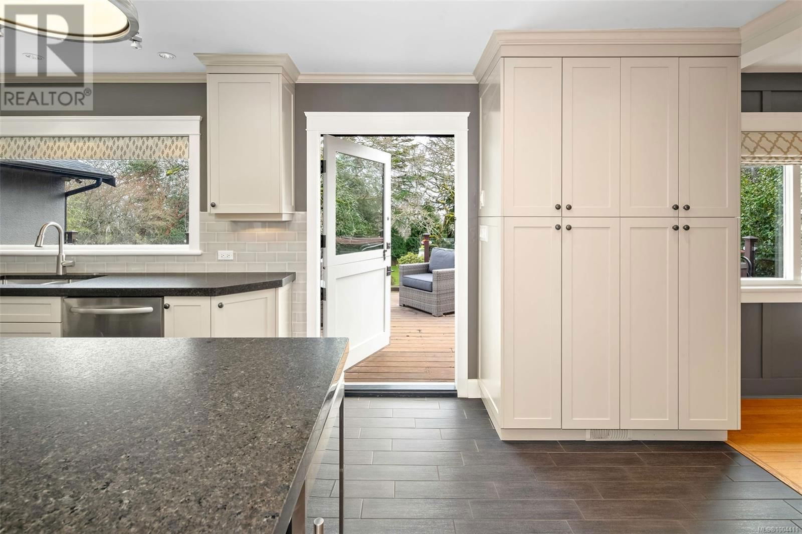 3465 CADBORO BAY ROAD Image 32