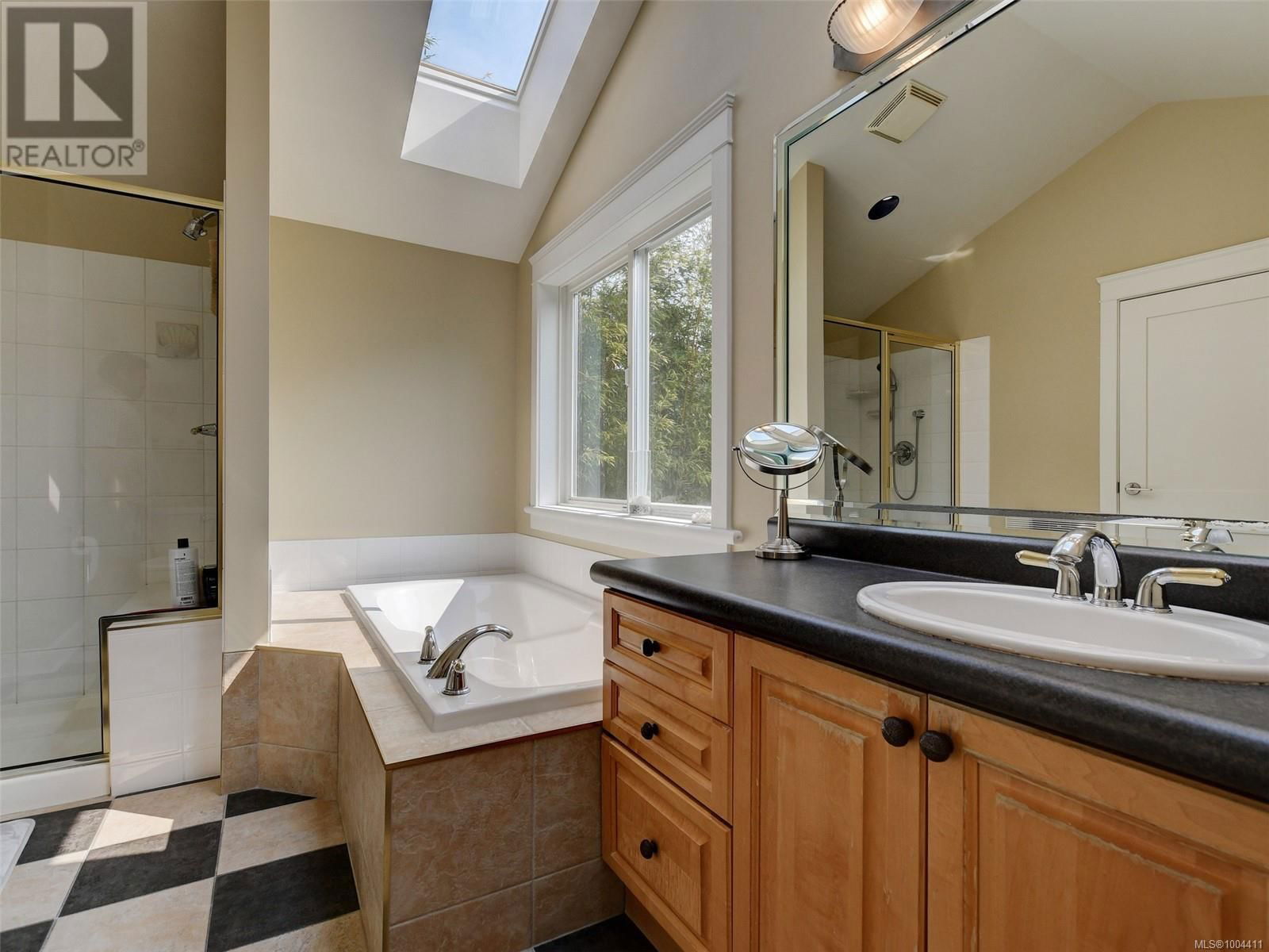 3465 CADBORO BAY ROAD Image 36
