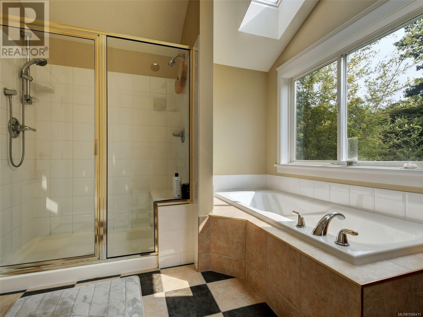 3465 CADBORO BAY ROAD Image 37