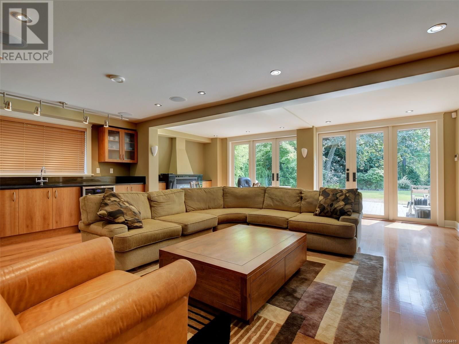 3465 CADBORO BAY ROAD Image 38