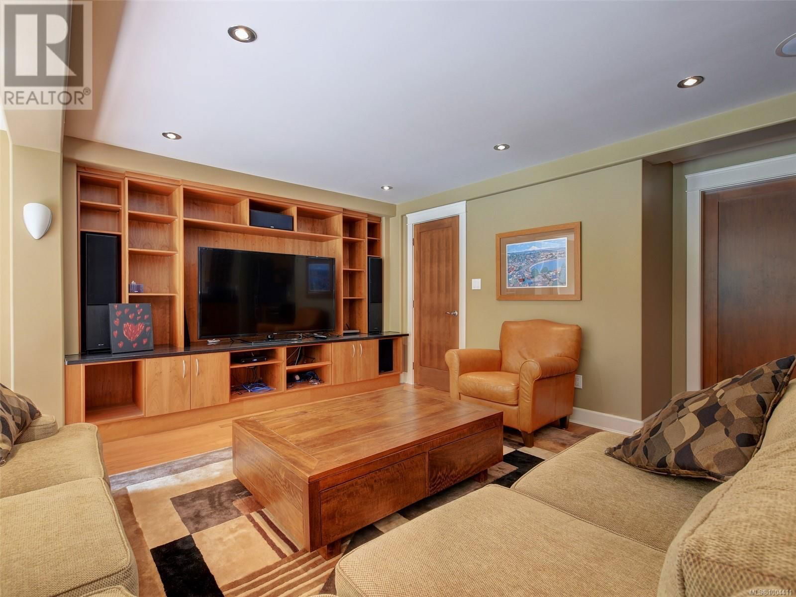 3465 CADBORO BAY ROAD Image 39