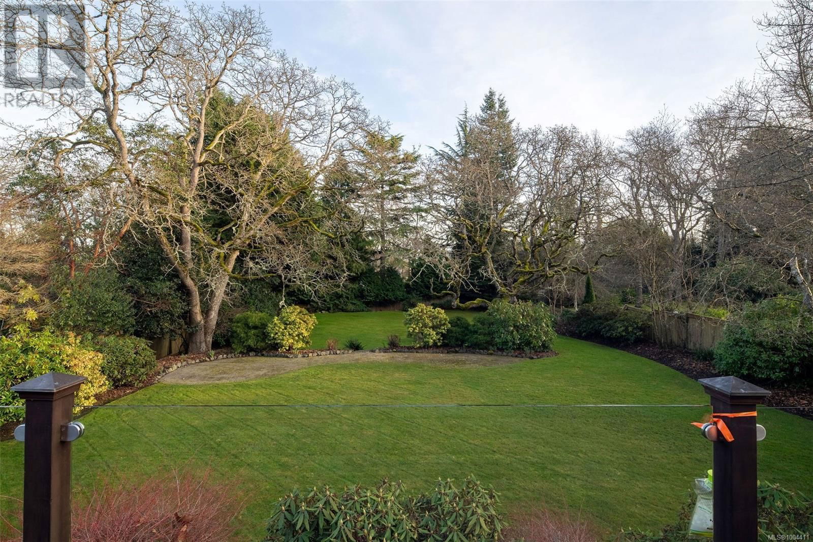 3465 CADBORO BAY ROAD Image 44