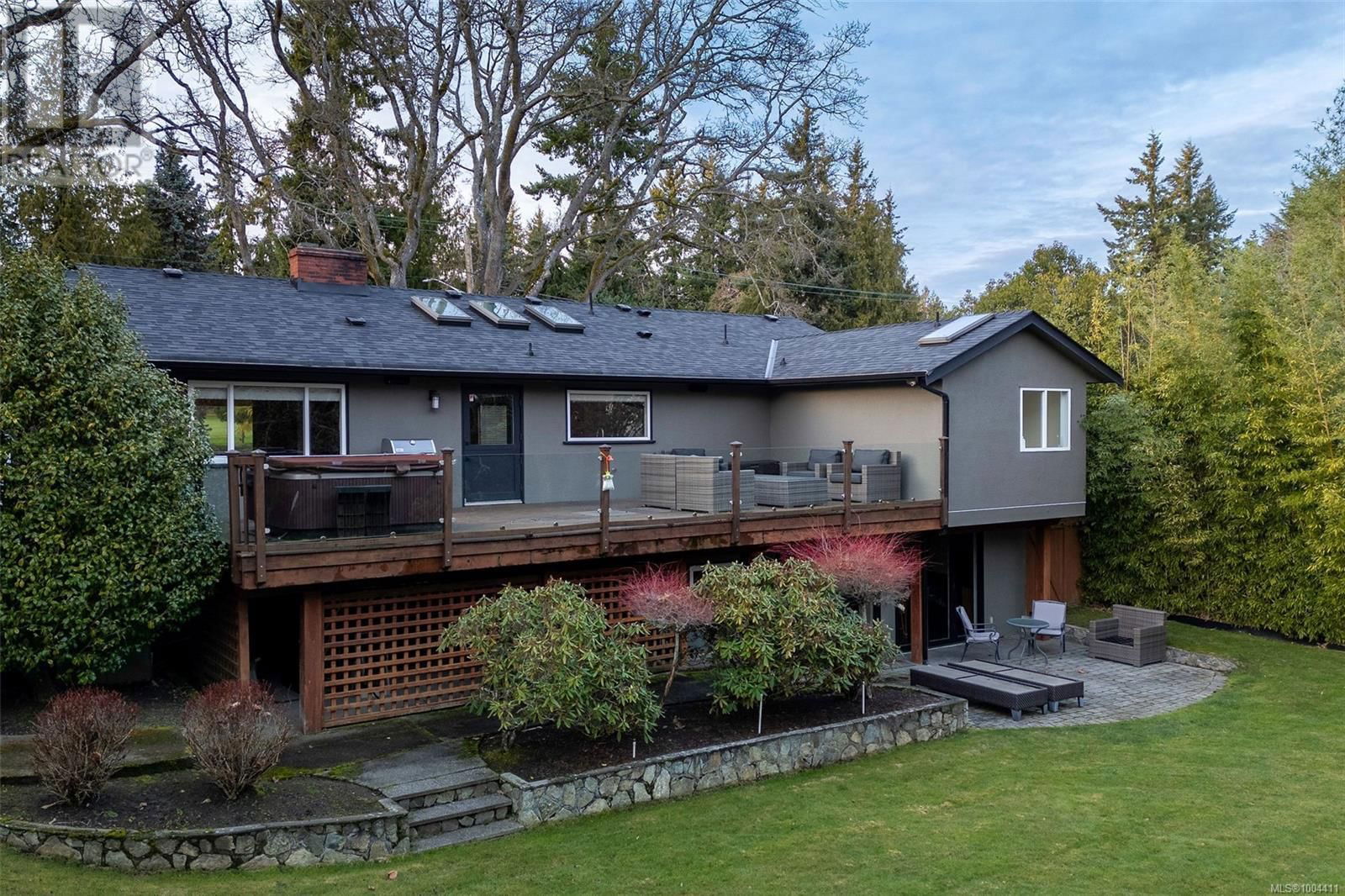 3465 CADBORO BAY ROAD Image 48