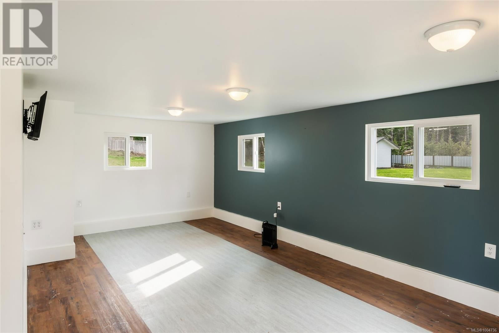 6124 STRATHCONA STREET Image 32