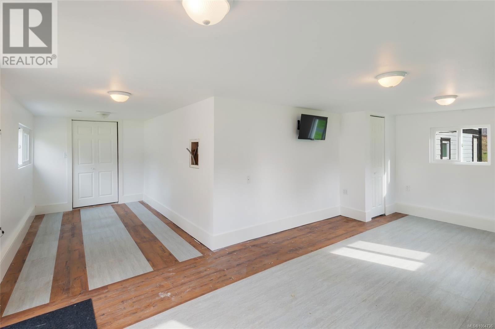 6124 STRATHCONA STREET Image 33