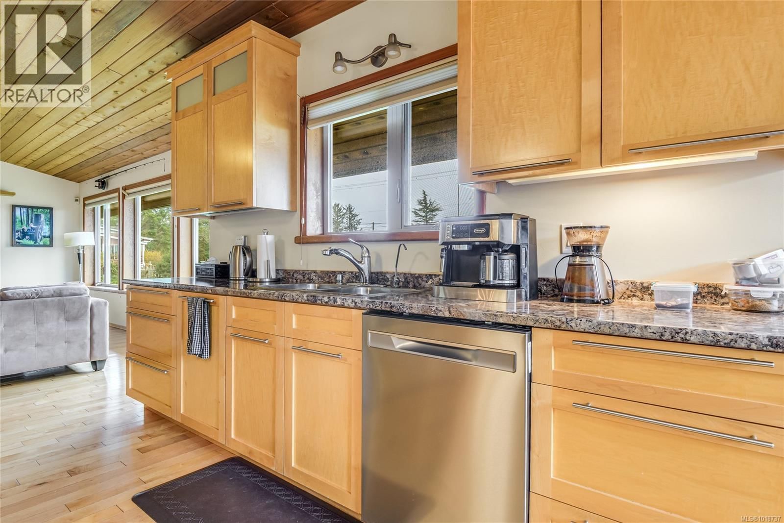 3910 ISLAND HIGHWAY SOUTH Image 11