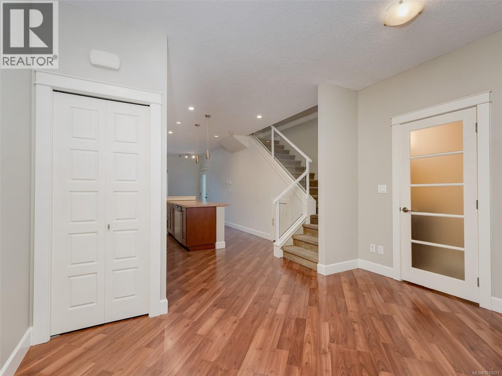 201 - 785 STATION AVENUE Image 11