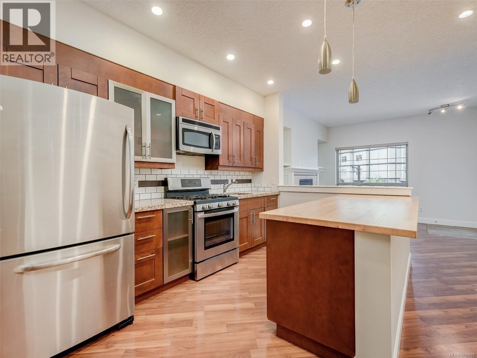 201 - 785 STATION AVENUE Image 6