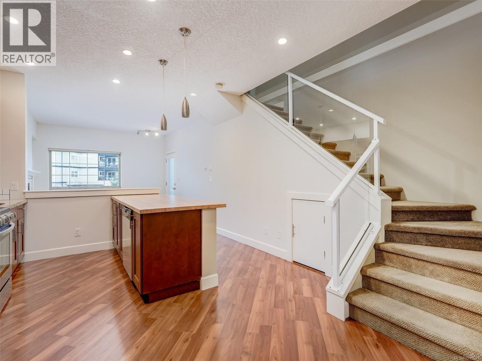 201 - 785 STATION AVENUE Image 7