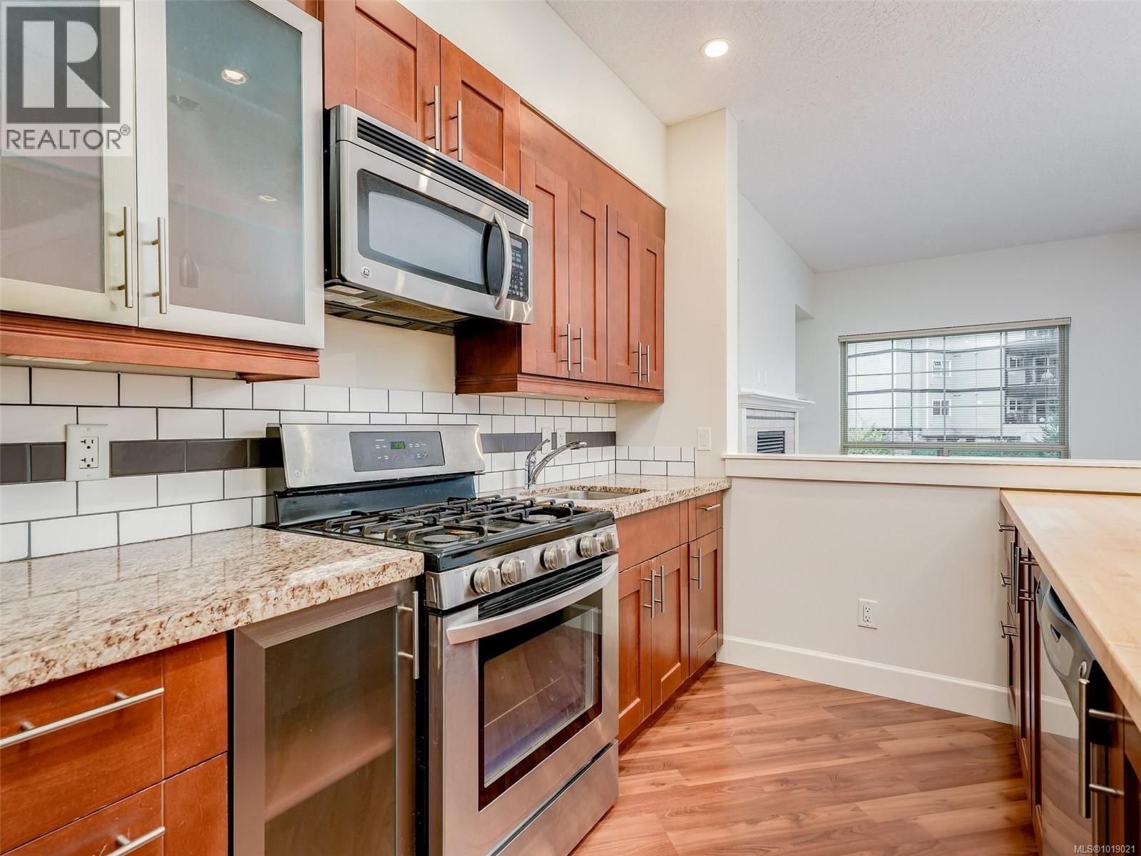 201 - 785 STATION AVENUE Image 8