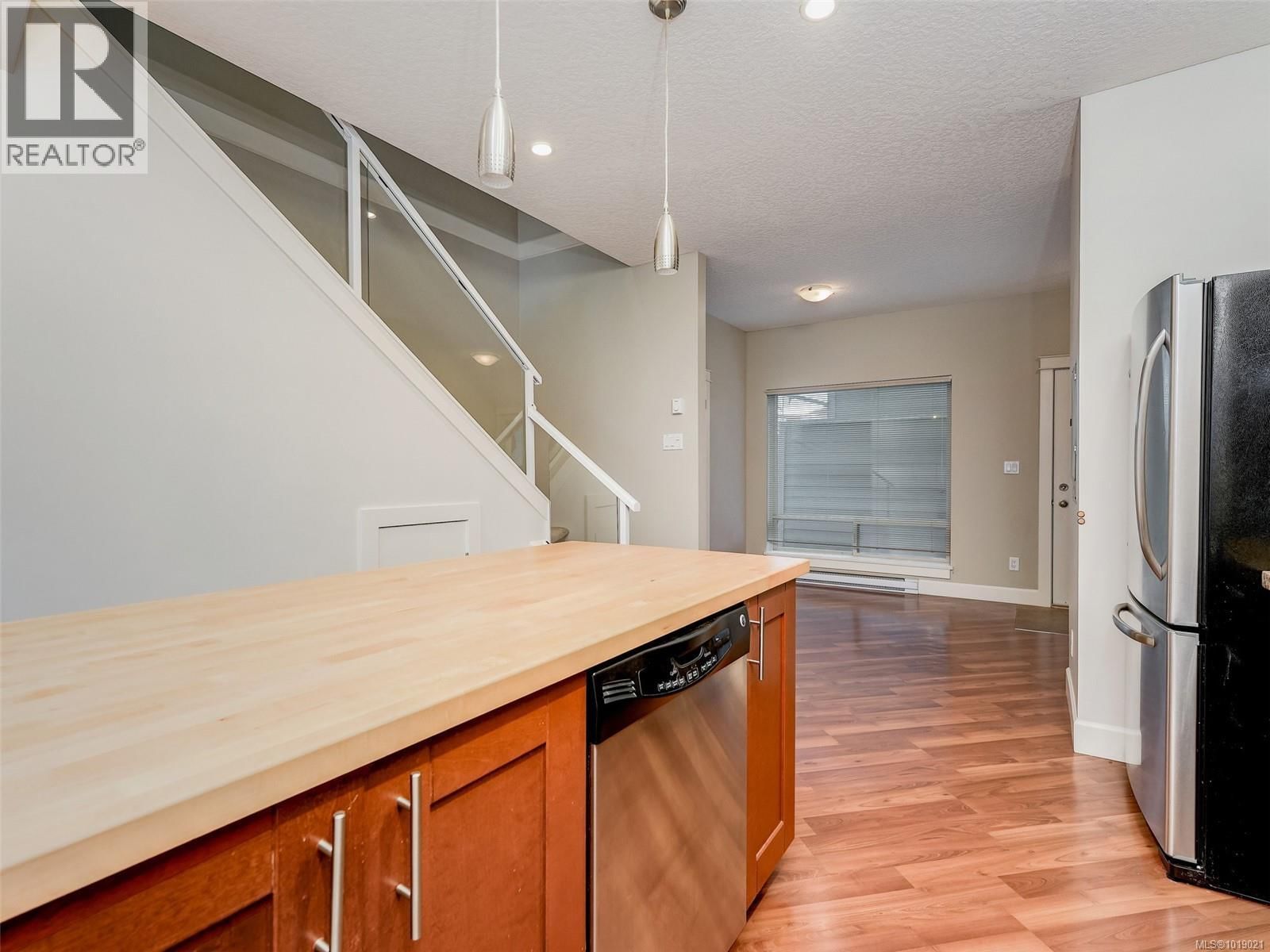 201 - 785 STATION AVENUE Image 9