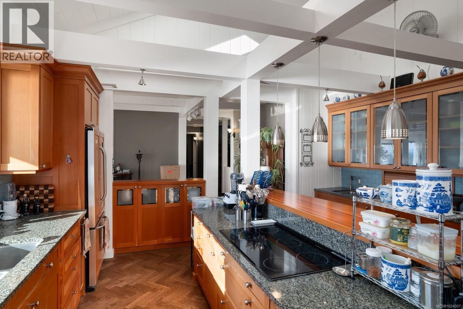 9193 WEST COAST ROAD Image 23