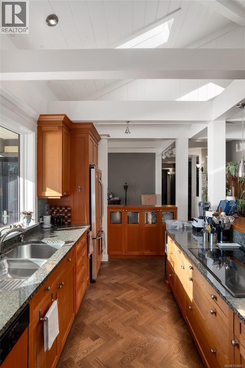 9193 WEST COAST ROAD Image 24