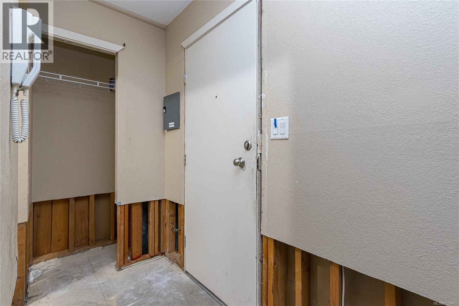 206 3800 Quadra Street property photo