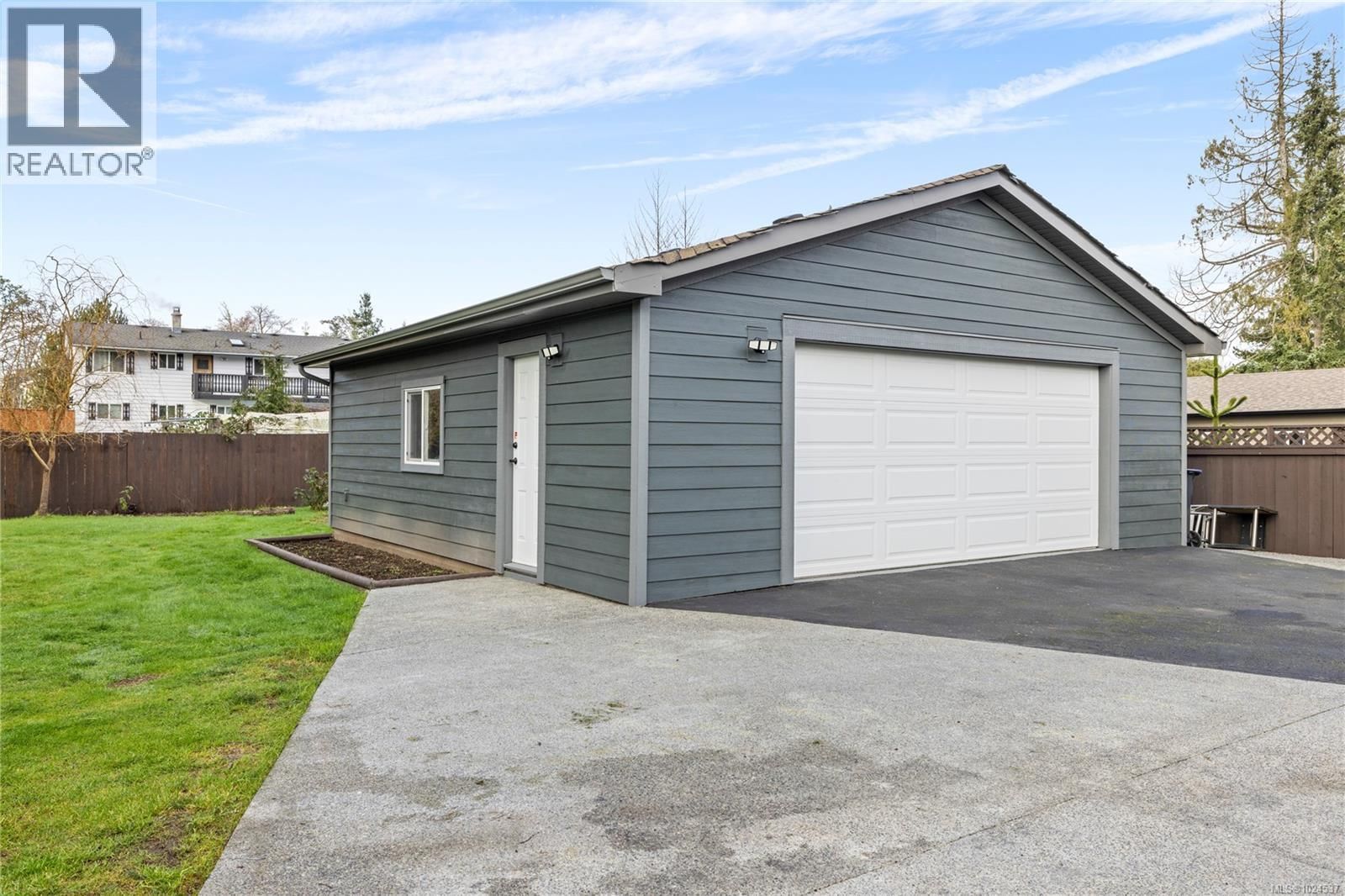 775 BARCLAY CRESCENT SOUTH Image 19