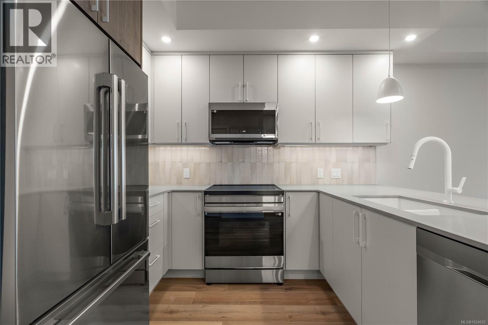 212 2881 Leigh Road property photo