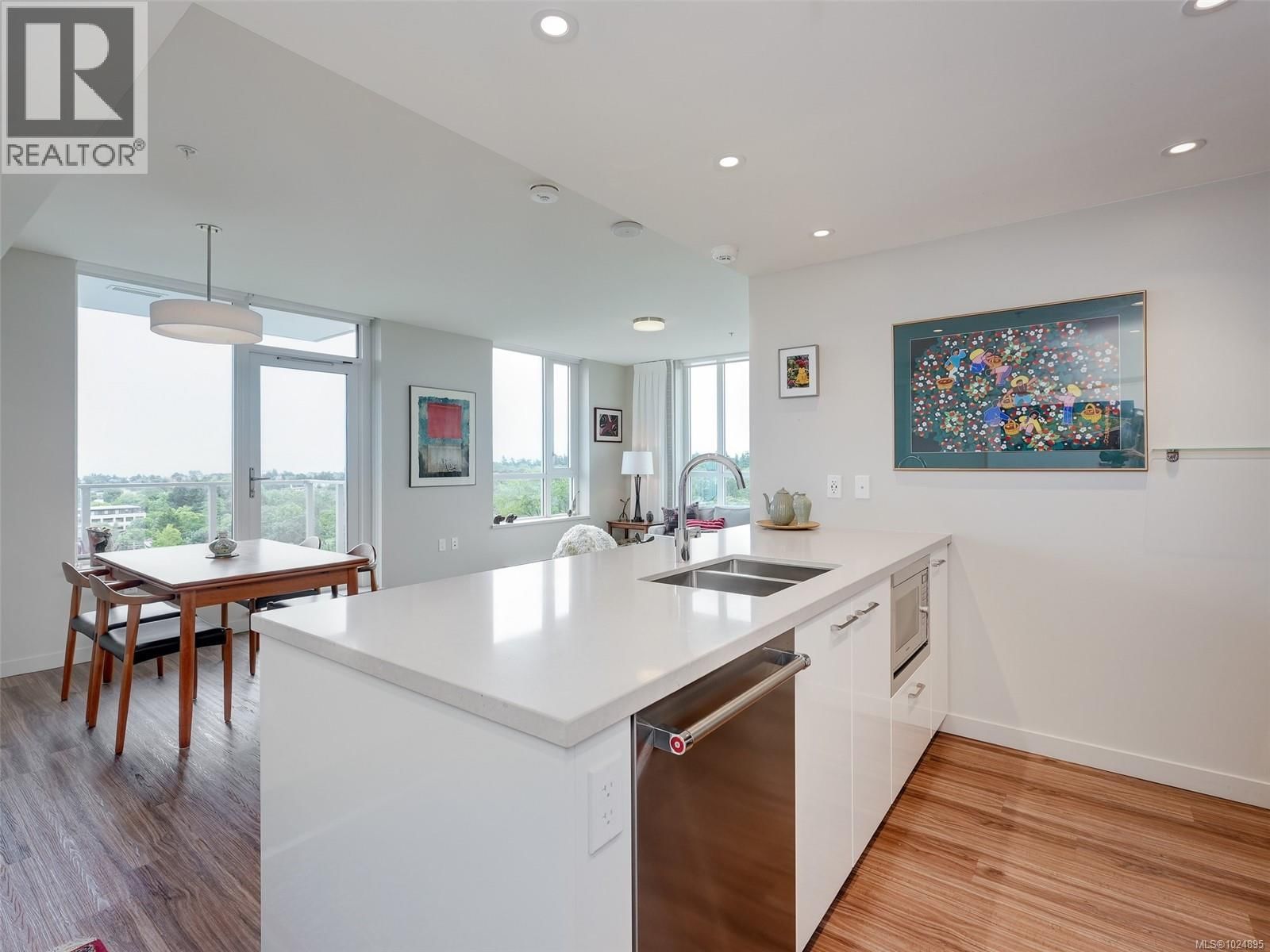 1303 - 777 BELLEVILLE STREET Image 11