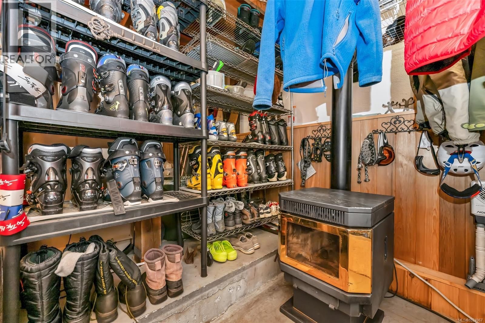 886 JUTLAND TERRACE Image 14