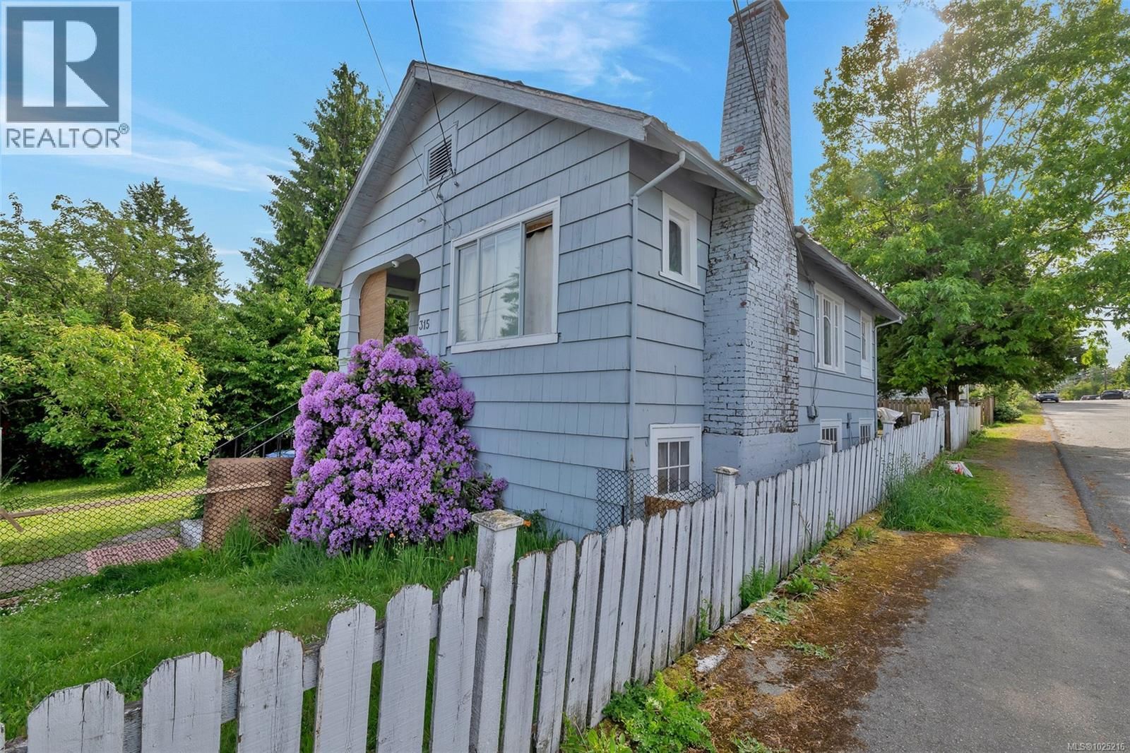 Holly Avenue property photo