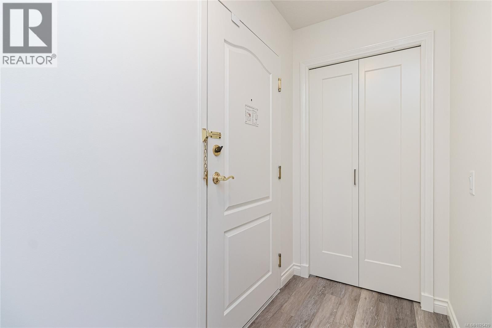102 3133 Tillicum Road property photo