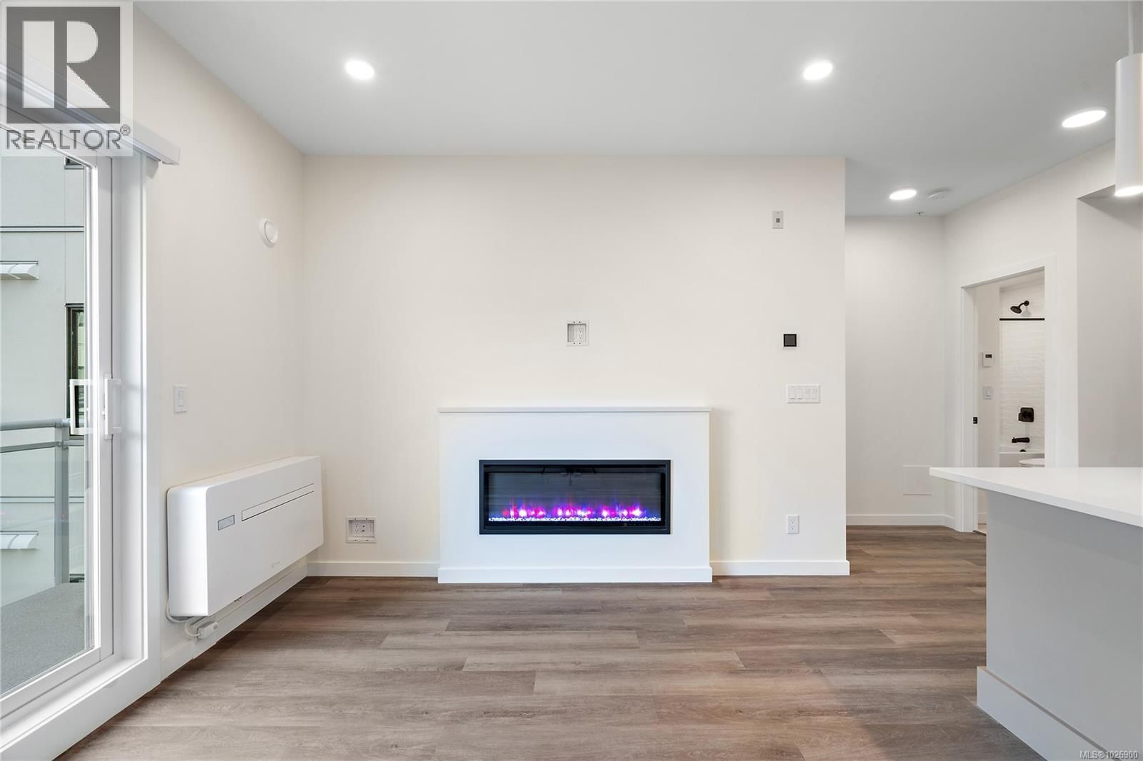 302 1102 Esquimalt Road property photo