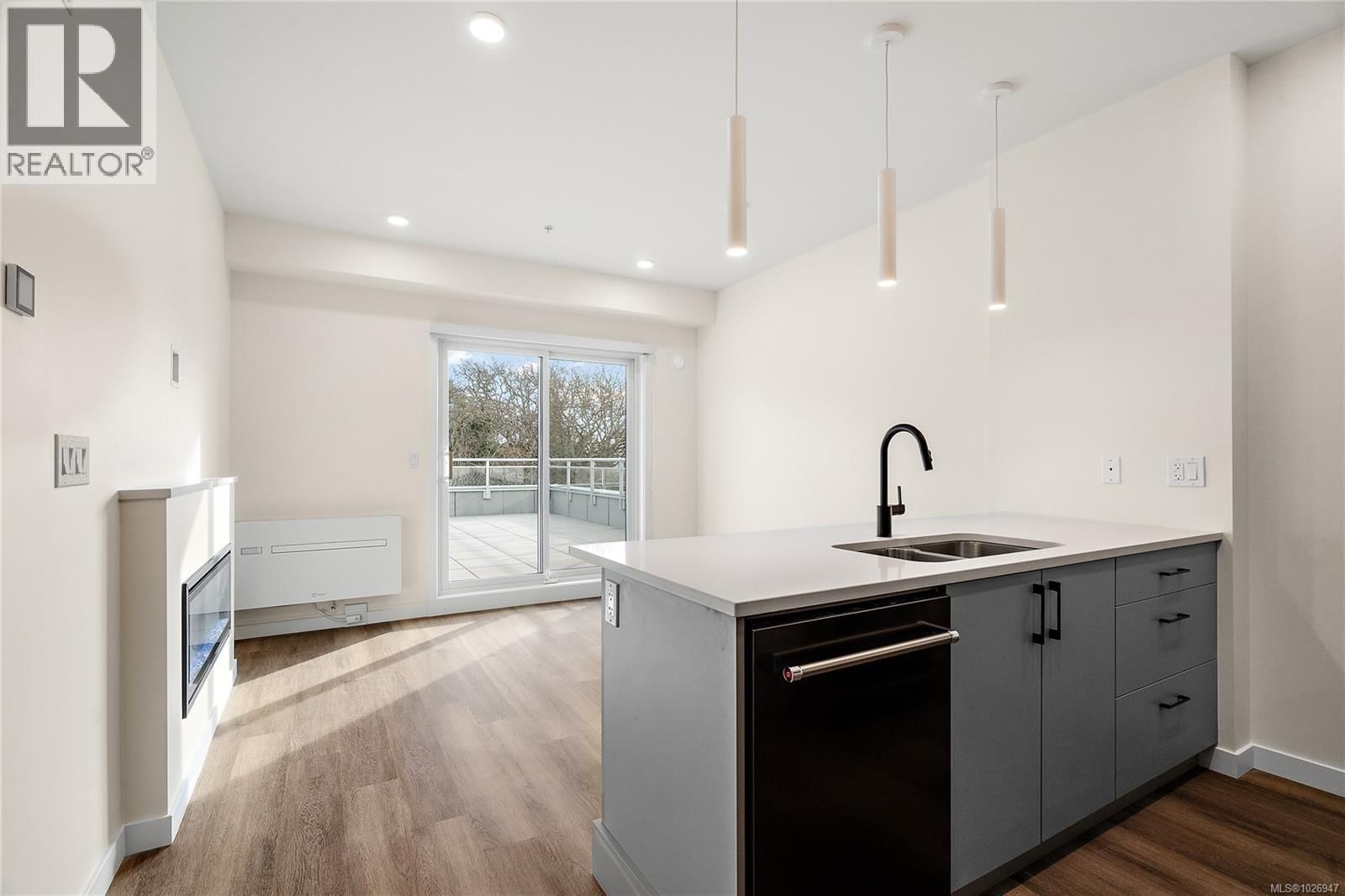 307 1102 Esquimalt Road property photo