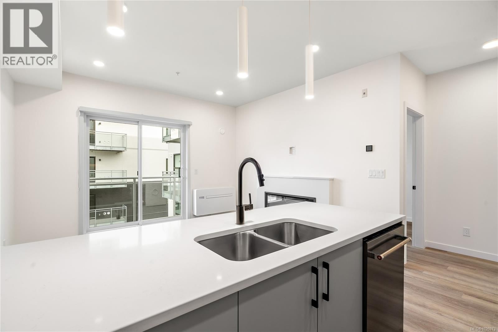 312 1102 Esquimalt Road property photo