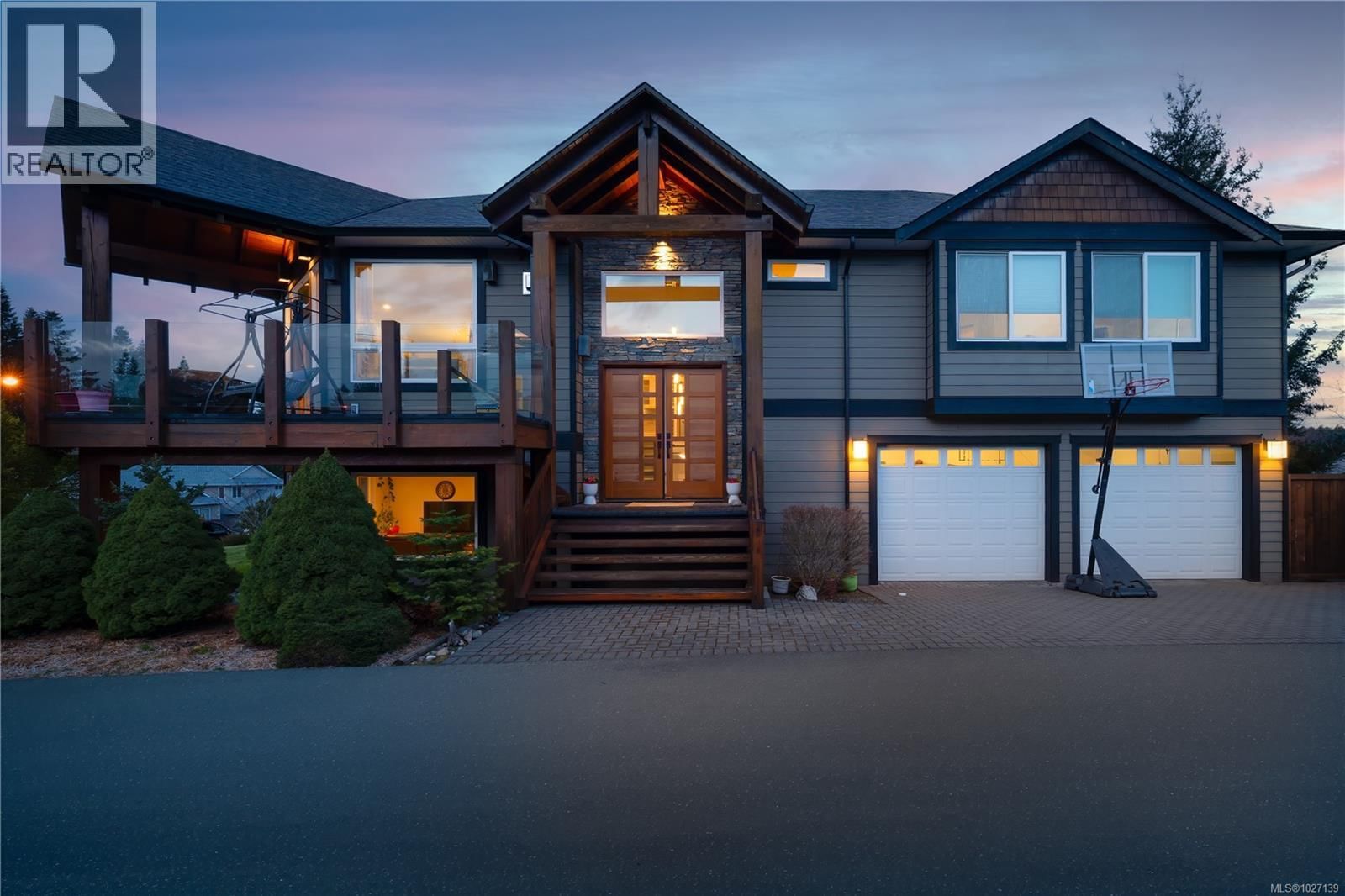 1674 TRUMPETER CRESCENT Image 1