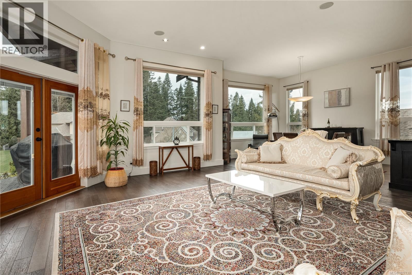 1674 TRUMPETER CRESCENT Image 11