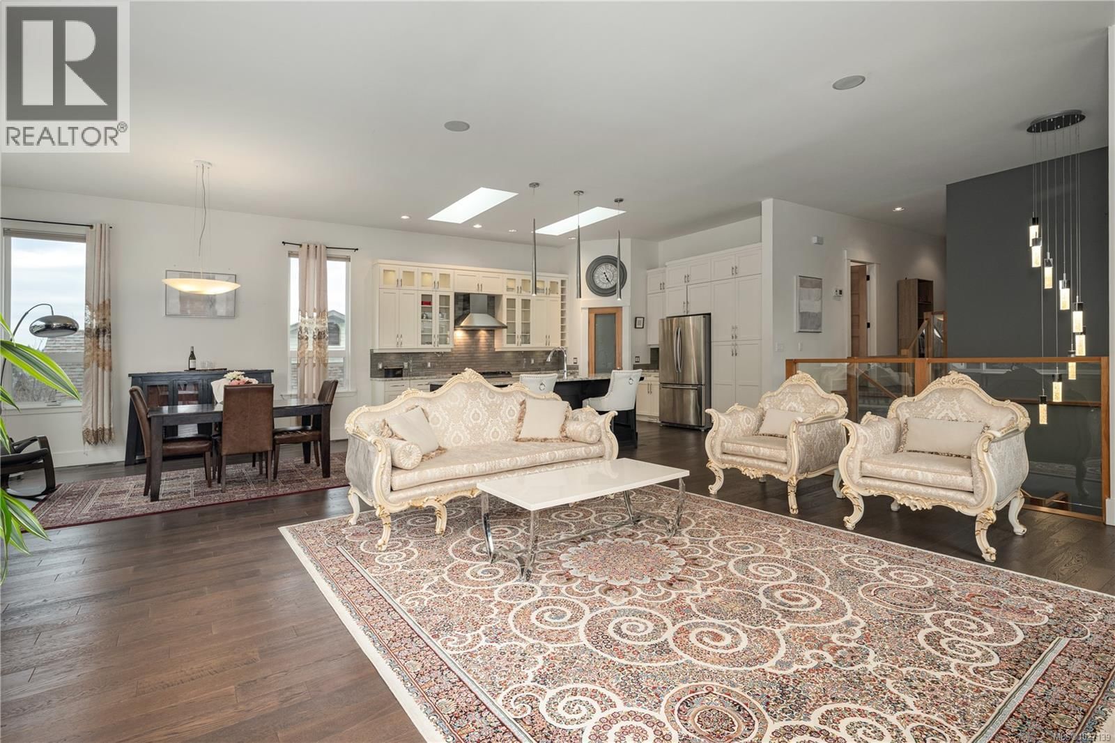 1674 TRUMPETER CRESCENT Image 12