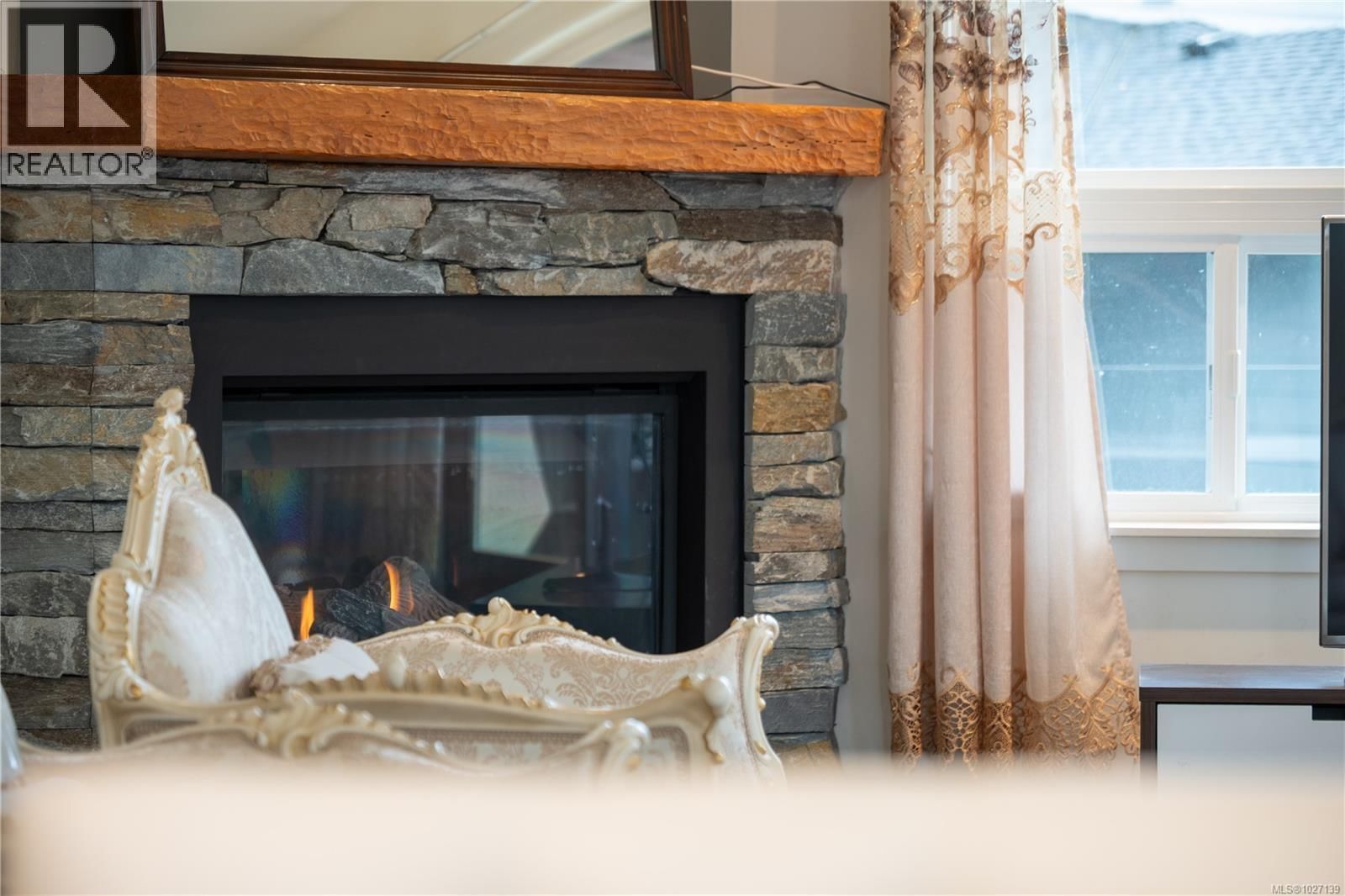 1674 TRUMPETER CRESCENT Image 13