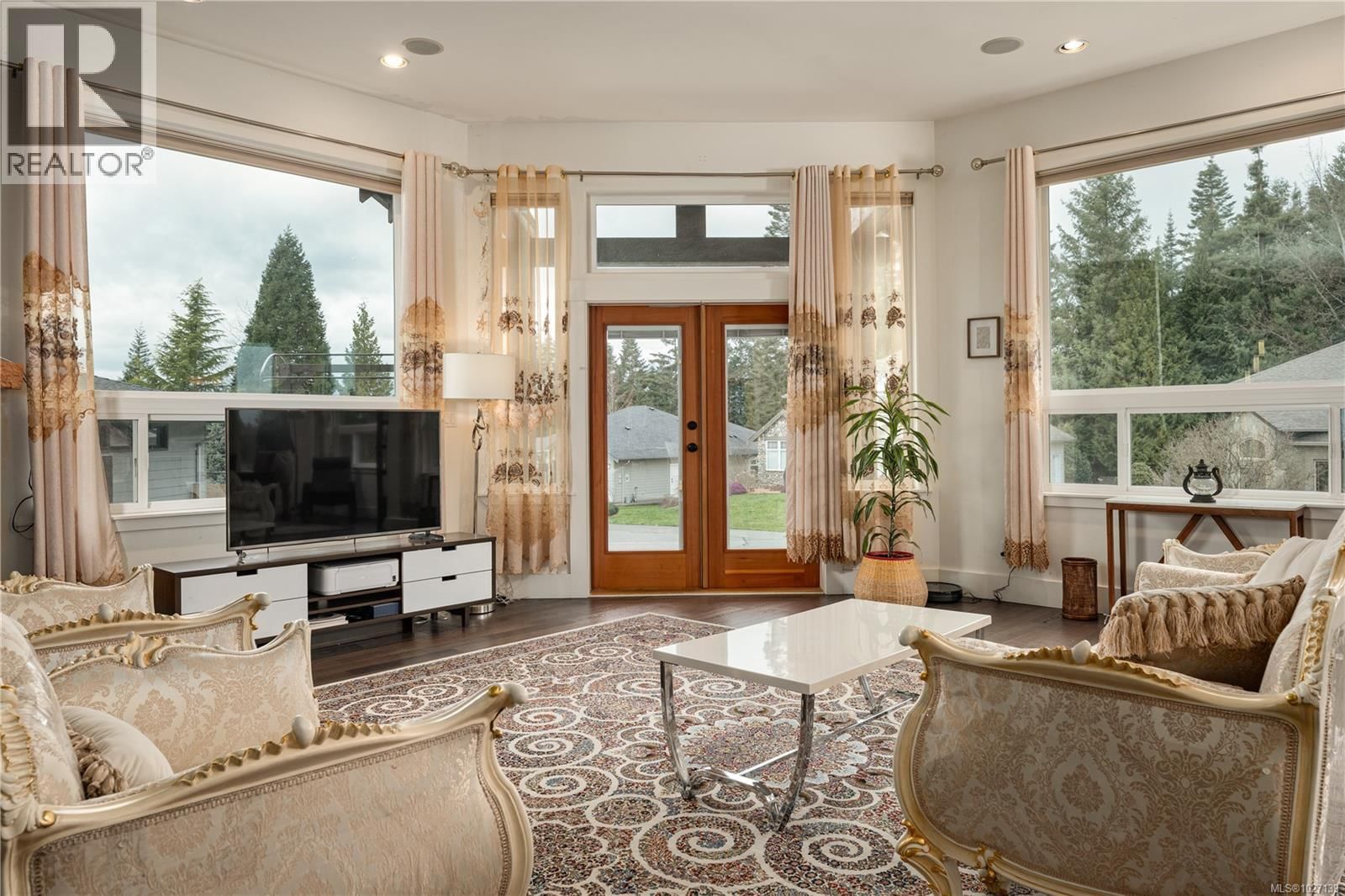 1674 TRUMPETER CRESCENT Image 14