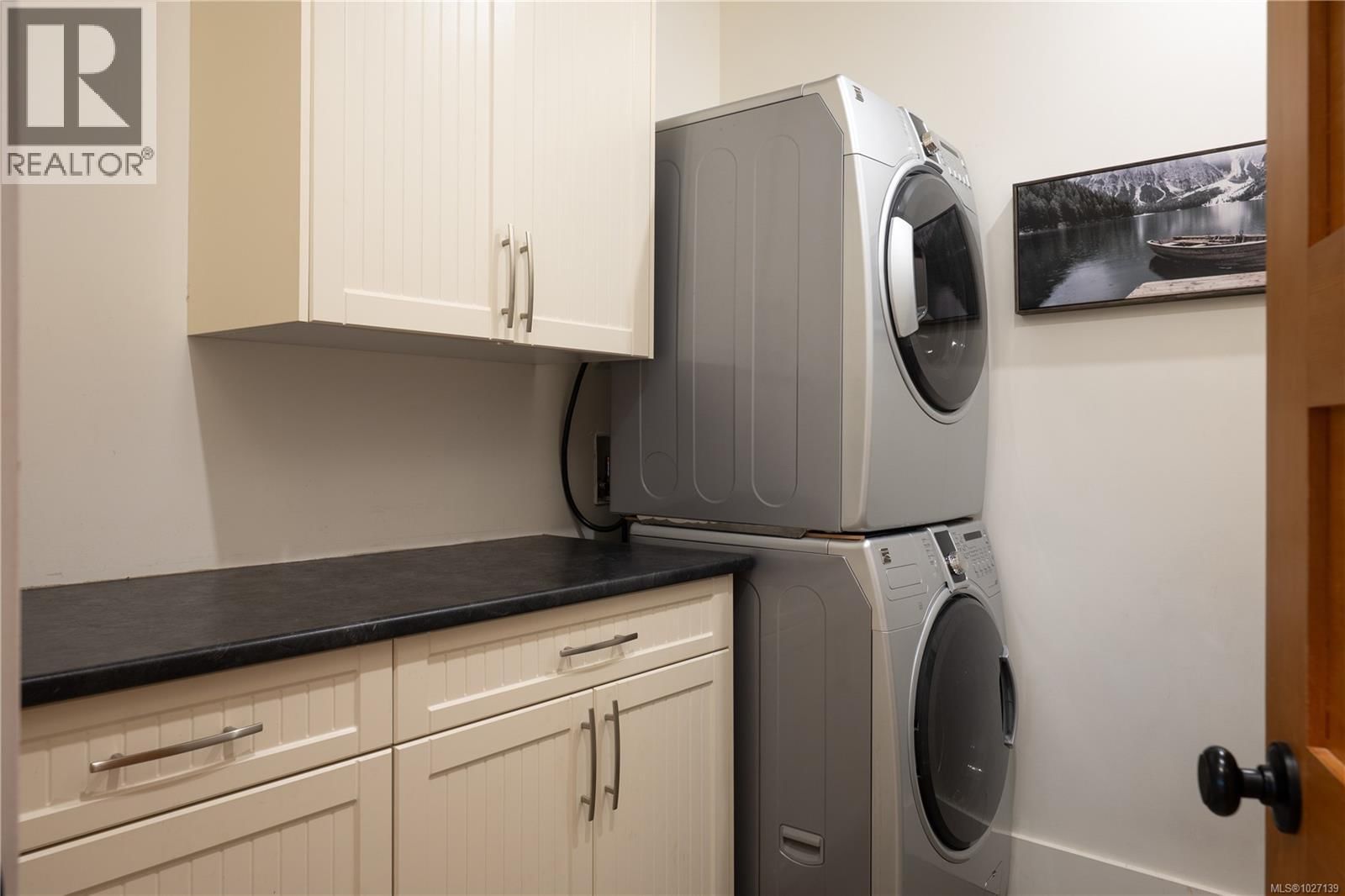 1674 TRUMPETER CRESCENT Image 16